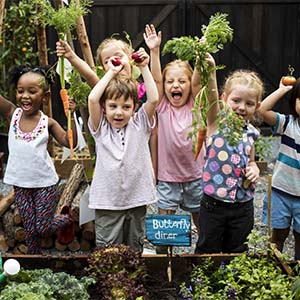 Hoe de buitenruimte van een school direct invloed heeft op wat er binnen het klaslokaal gebeurt