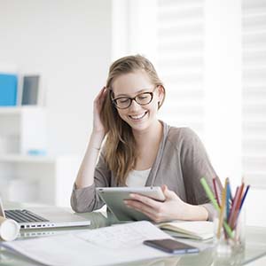 Efficiënte werkplekken voor de moderne docent met verstelbare bureaus en roldeurkasten Efficiënte werkplekken voor de moderne docent met verstelbare bureaus en roldeurkasten