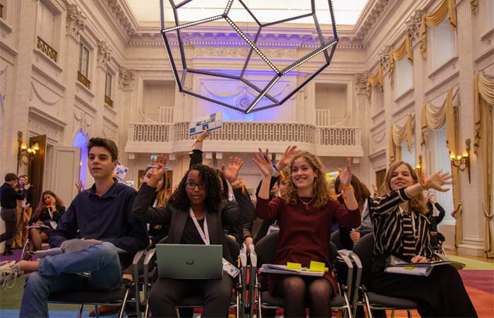 Middelbare scholieren debatteren in de Tweede Kamer over klimaat en gelijkheid