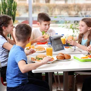Bijna helft leerkrachten ziet kinderen junkfood eten bij lunch Bijna helft leerkrachten ziet kinderen junkfood eten bij lunch
