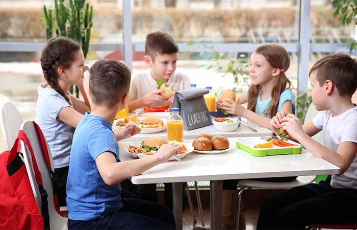 Bijna helft leerkrachten ziet kinderen junkfood eten bij lunch