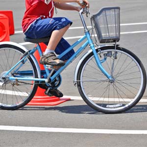 Kinderen met de fiets naar school