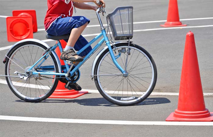 Kinderen met de fiets naar school