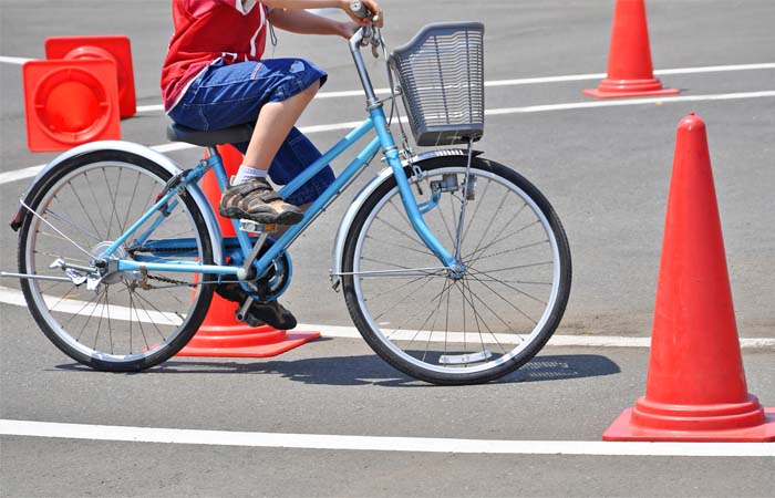 Kinderen met de fiets naar school