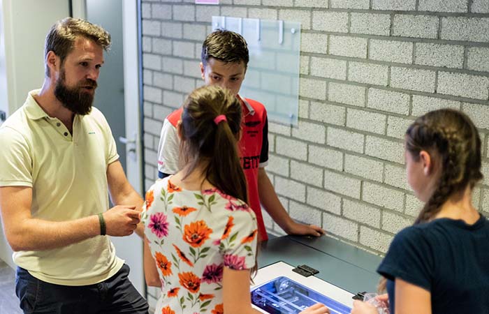 Werken met een laser machine voor het onderwijs