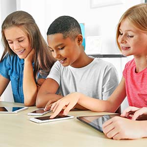 Mobiele telefoons niet langer toegestaan in basisschoolklassen Mobiele telefoons niet langer toegestaan in basisschoolklassen
