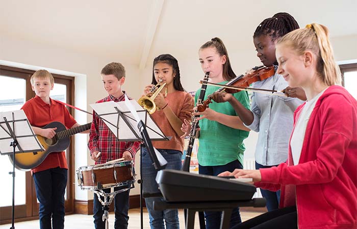 Presentatoren Eurovisie Songfestival helpen docenten met het geven van muzieklessen