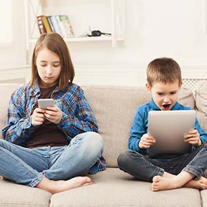Ouders willen duidelijke leeftijdsnormen voor smartphones en sociale media Ouders willen duidelijke leeftijdsnormen voor smartphones en sociale media