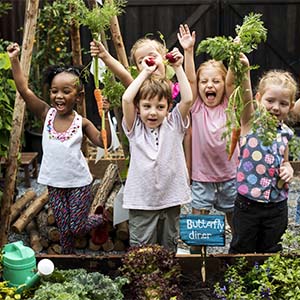 Grijs schoolplein leidt tot competitie, groen plein tot kameraadschap