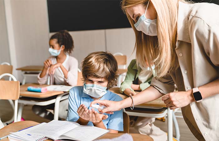 Extreme druk op Slob leidde volgens oud minister tot schoolsluitingen in coronatijd