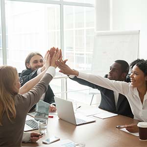 Samen sterker in het onderwijs. Waarom een teambuilding activiteit organiseren het verschil maakt (plus drie ideeën)