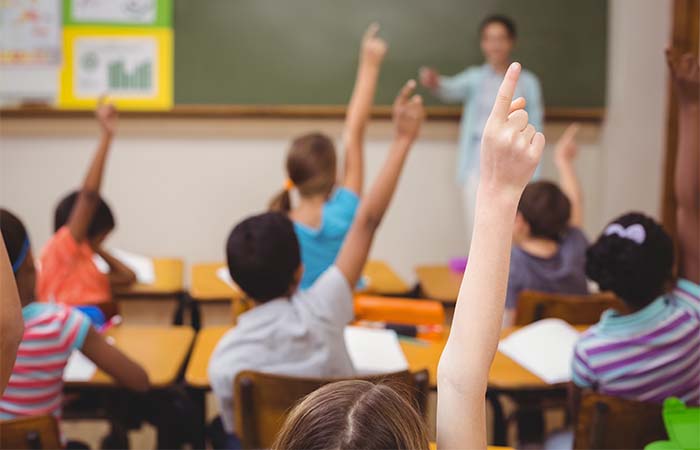 Journalistieke theatervoorstelling over kinderen die thuiszitten.