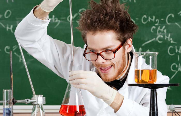 De verborgen verbinding tussen scheikunde in de klas en techniek in de fabriek