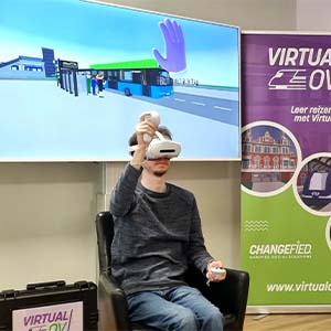 Zelfstandig leren reizen met de bus met een Virtual Reality-bril