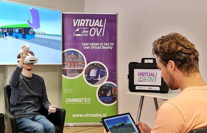 Zelfstandig leren reizen met de bus met een Virtual Reality-bril