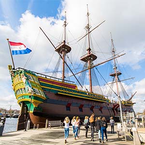 Het Scheepvaartmuseum en Schooltv lanceren schoolplaat over VOC-schip