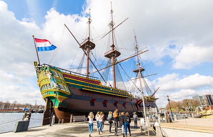 Het Scheepvaartmuseum en Schooltv lanceren schoolplaat over VOC-schip