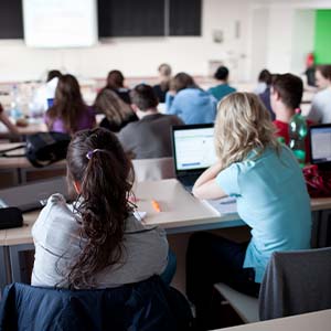 De effecten van de digitale omgeving op hoorcolleges en hoe Home Academy hierop inspeelt De effecten van de digitale omgeving op hoorcolleges en hoe Home Academy hierop inspeelt