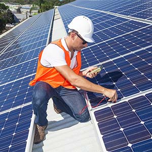 Zonnepanelen op daken van schoolgebouwen